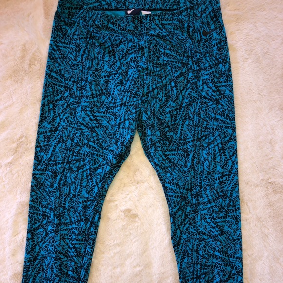 Nike capris - Picture 2 of 5